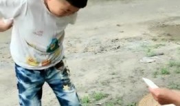 小伙见到吃瓜群众,现场热闹非凡