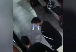 男子吃瓜群众摔倒视频,瓜还是别吃了？