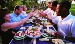 吃瓜群众聚餐视频大全,视频大全展现人间烟火气