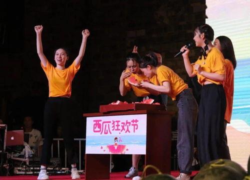 吃瓜群众现场表演,围观者笑翻天